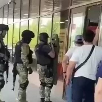 پولیس قزاقستان هفت کارمند یک بانک را از چنگ گروگانگیر مسلح نجات داد