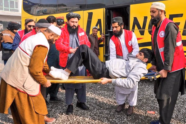 د ایران او ترکیې په پوله په واورو کې بند پاتې ۱۴ کسان وژغورل شول