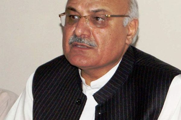 میا افتخار حسین: د کابل او اسلاماباد ترمنځ مخالفتونه باید د خبرو له لارې حل شي