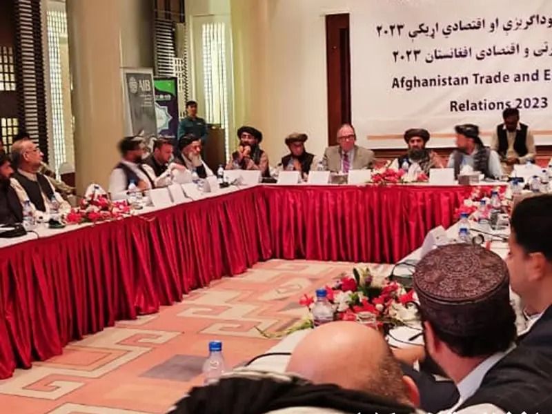 طالبانو په کابل کې «د افغانستان اقتصادي او تجارتي اړیکي» په نوم غونډه جوړه کړه