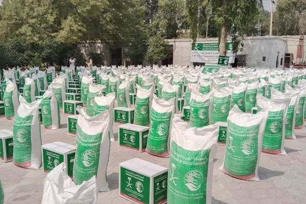 مركز الملك سلمان يوزع مساعدات غذائية لمئات الأسر العائدة إلى أفغانستان