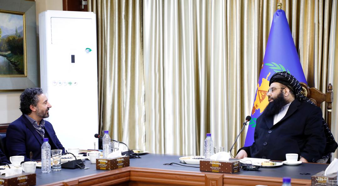 مولوي کبیر او د سره صلیب استازی له افغان کډوالو سره د مرستو پر څرنګوالي غږېدلي 