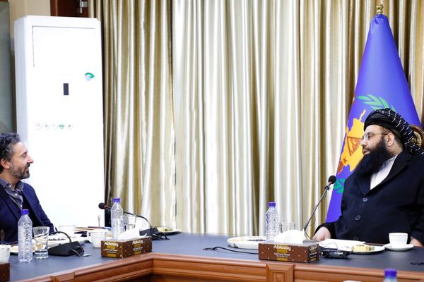 مولوي کبیر او د سره صلیب استازی له افغان کډوالو سره د مرستو پر څرنګوالي غږېدلي