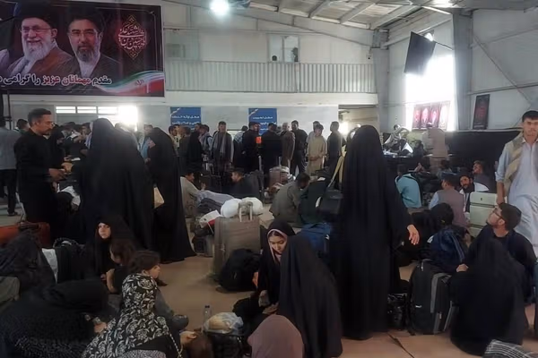 بیش از ۱۵۰۰ افغان برای تشییع جنازه علی خامنهای وارد ایران شدند
