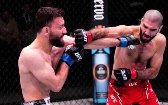 د ازادو سیالیو افغان لوبغاړی جاوید بشارت د خپل کاناډایي سیال له لوري مات شو