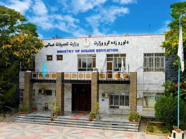 طالبانو د پوهنتونونو په فراغت غونډو کې د ځانګړې چپنې اغوستل او خولۍ پر سر کول منع کړل