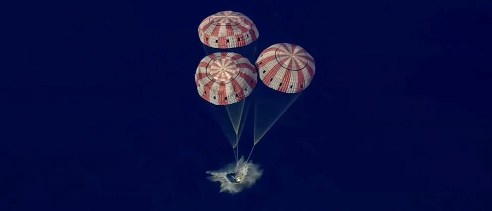 چهار فضانورد پس از سفر به دور ماه، در نزدیکی کالیفرنیا فرود آمدند