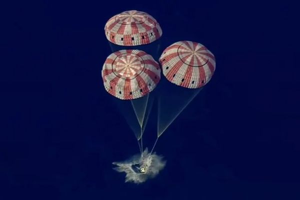 چهار فضانورد پس از سفر به دور ماه، در نزدیکی کالیفرنیا فرود آمدند