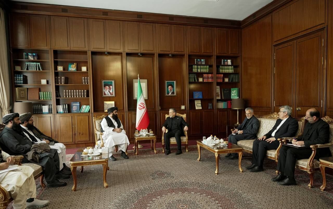 امیرخان متقي په تهران کې د ایران د بهرنیو چارو له وزیر سره کتلي