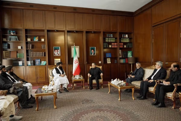امیرخان متقي په تهران کې د ایران د بهرنیو چارو له وزیر سره کتلي