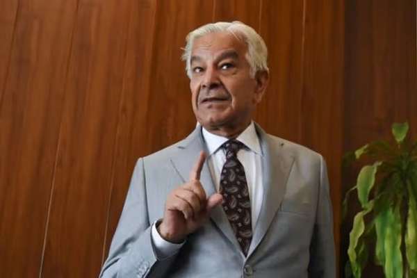 د پاکستان د دفاع وزیر: ټول افغان کډوال دې وشړل شي او پوله دې ټینګه وتړل شي