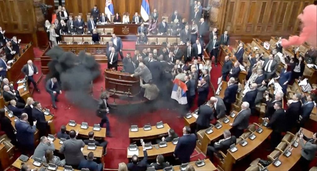 درگیری در پارلمان صربستان؛ دو‌ نماینده پس از پرتاب گاز اشک‌آور زخمی شدند و یک نفر سکته کرد