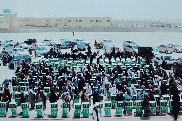د ملک سلمان بنسټ په ارزګان او نیمروز کې پر اړو کورنیو خوراکي کڅوړې ووېشلې
