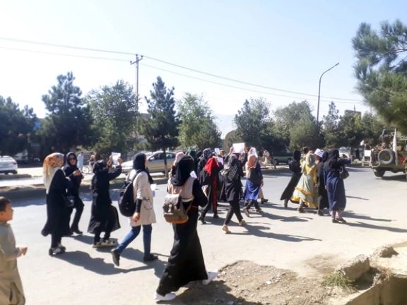 منابع معتبر: پس از تظاهرات در غرب کابل، طالبان دو نفر از دختران معترض را "بازداشت کردند"
