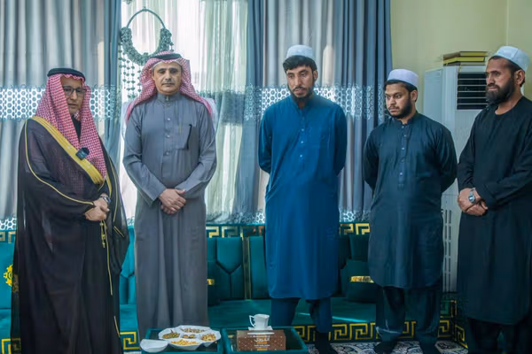 طالبانو درې پاکستاني پوځيان د سعودي عربستان یوه پلاوي ته وسپارل