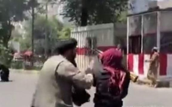 زن معترض میگوید یکی از افراد طالبان به بهانه کنترل، آیفونش را گرفت و پس نداد