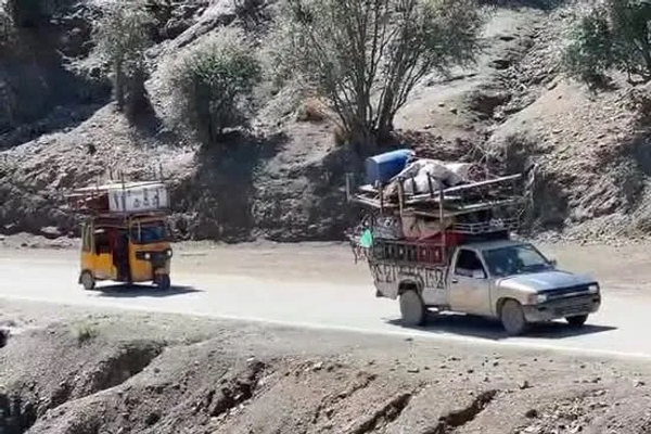 الاشتباكات بين طالبان وباكستان تشرّد سكان المناطق الحدودية في خوست