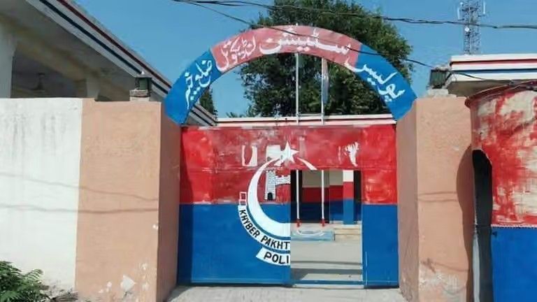بدرفتاری با راننده افغان؛ وظایف ۱۶ پولیس در لندی کوتل خیبرپختونخوا تعلیق شد