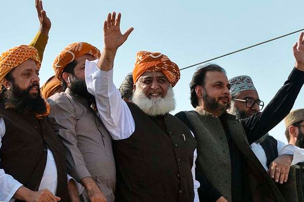 مولانا فضلالرحمن: د پاکستان تړلې پولې او اقتصادي فشارونه د پالیسیو ناکامي ښيي