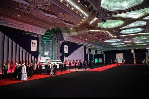 په تهران کې د خامنهیي تابوت ته د درناوي مراسم پیل شول