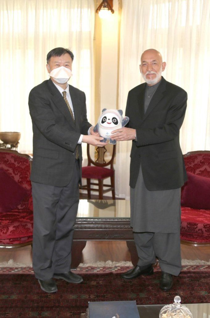 سفیر چین در کابل به حامد کرزی عروسک پاندا هدیه داد