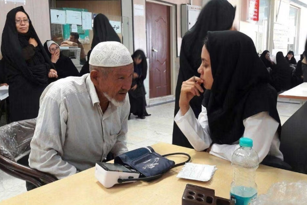 لاجئون أفغان يمتنعون عن مراجعة المستشفيات في إيران خوفاً من الترحيل