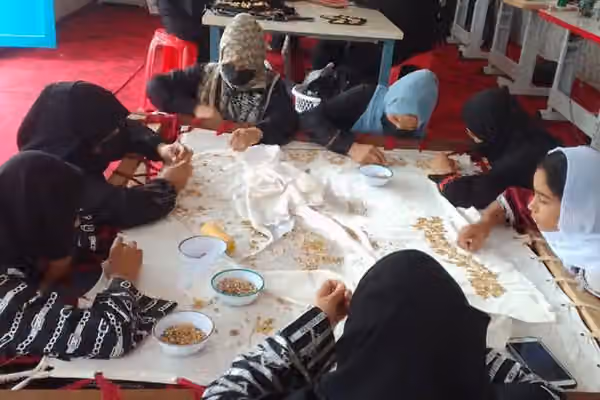 زنان روستایی افغانستان؛ بار سنگین اقتصاد خانواده بر دوش زنانی که دیده نمیشوند