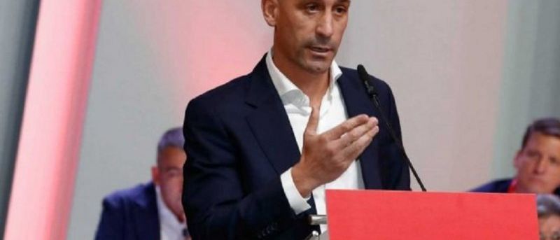 جنجال ادامهدار فوتبال اسپانیا؛ مادر لوئیس روبیالس به دلیل اعتصاب غذا، راهی شفاخانه شد