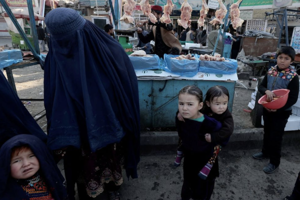 نيويورك تايمز: أفغانستان تواجه أزمة إنسانية غير مسبوقة خلال الـ25 عامًا الماضية