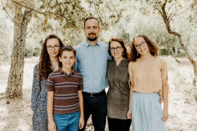 په افغانستان کې د نیول شوي امریکايي وګړي مېرمن: د خاوند روغتیايي وضعیت مې مخ په خرابېدو دی