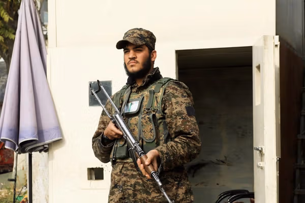 طالبانو پرېکړه کړې چې له دې وروسته شخصي ساتونکي نظامي یونیفورم نه شي کارولی