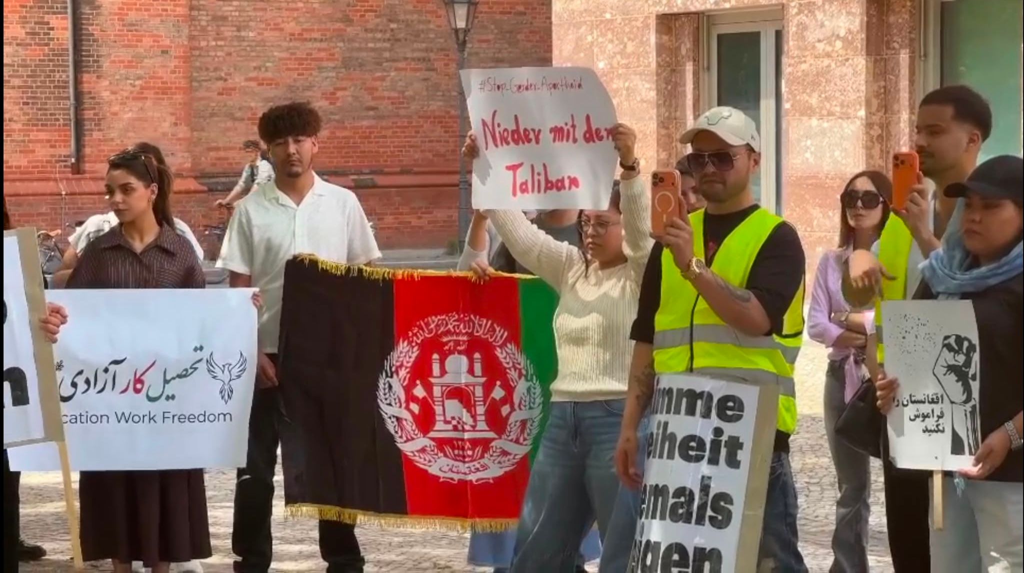 یو شمېر افغانانو په برلین کې د طالبانو پر ضد لاریون وکړ