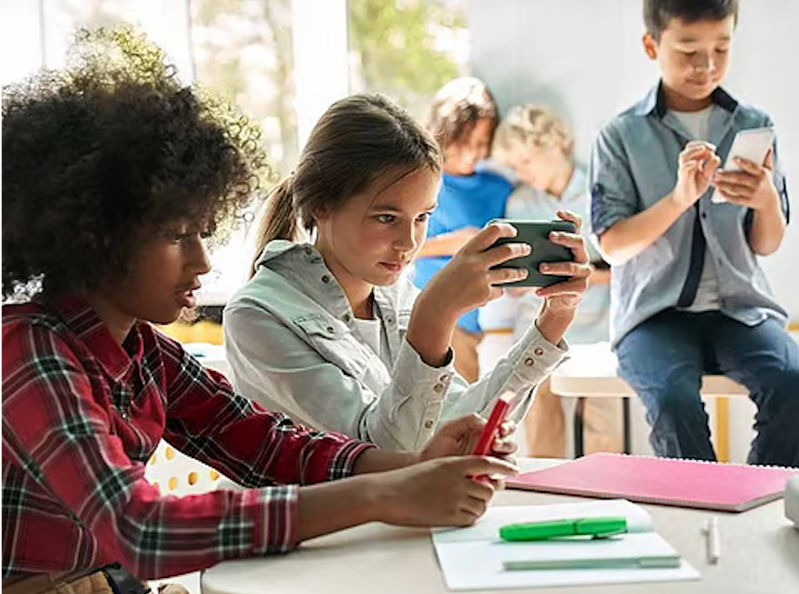 مکرون: فرانسه لومړنی اروپایي هېواد دی چې پر له ۱۵ کلنو کم عمره ماشومانو خواله رسنۍ بندوي