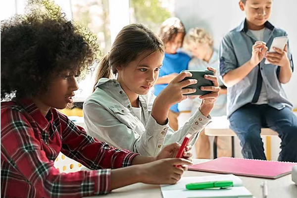 مکرون: فرانسه لومړنی اروپایي هېواد دی چې پر له ۱۵ کلنو کم عمره ماشومانو خواله رسنۍ بندوي