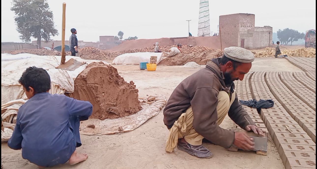 په پېښور کې ګڼ افغان کډوال د پورونو له امله د خښتو په بټيو کې ګرو شوي