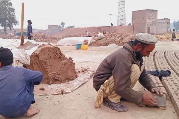 په پېښور کې ګڼ افغان کډوال د پورونو له امله د خښتو په بټيو کې ګرو شوي