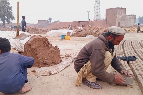 په پېښور کې ګڼ افغان کډوال د پورونو له امله د خښتو په بټيو کې ګرو شوي