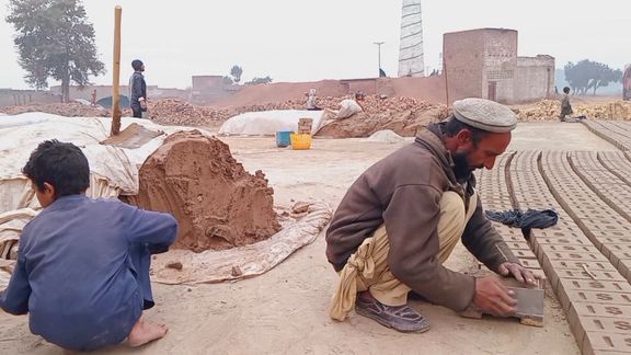 په پېښور کې ګڼ افغان کډوال د پورونو له امله د خښتو په بټيو کې ګرو شوي