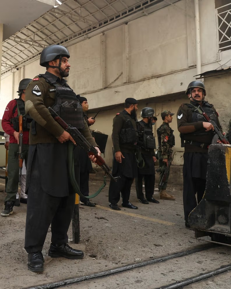 مقتل ستة جنود باكستانيين في هجوم مسلح قرب الحدود مع أفغانستان