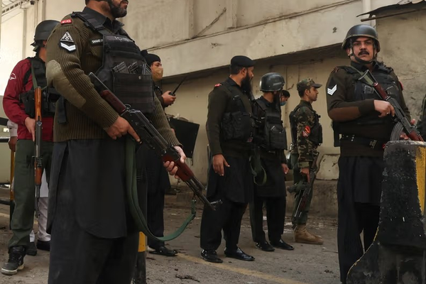 مقتل ستة جنود باكستانيين في هجوم مسلح قرب الحدود مع أفغانستان