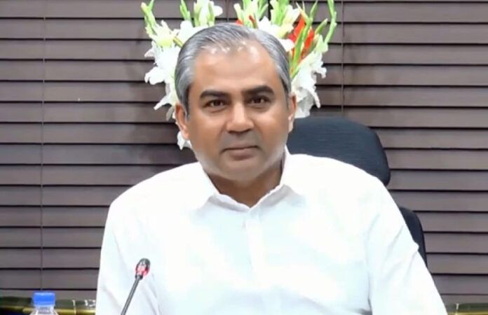 پاکستان د کورنیو چارو وزیر: افغان ناقانونه کډوال باید له دغه هېواده ووځي