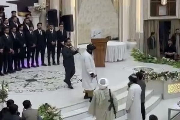 طالبانو په هرات کې د طب محصلین په زور اړ کړي چې خپلې نېکټايۍ لرې کړي