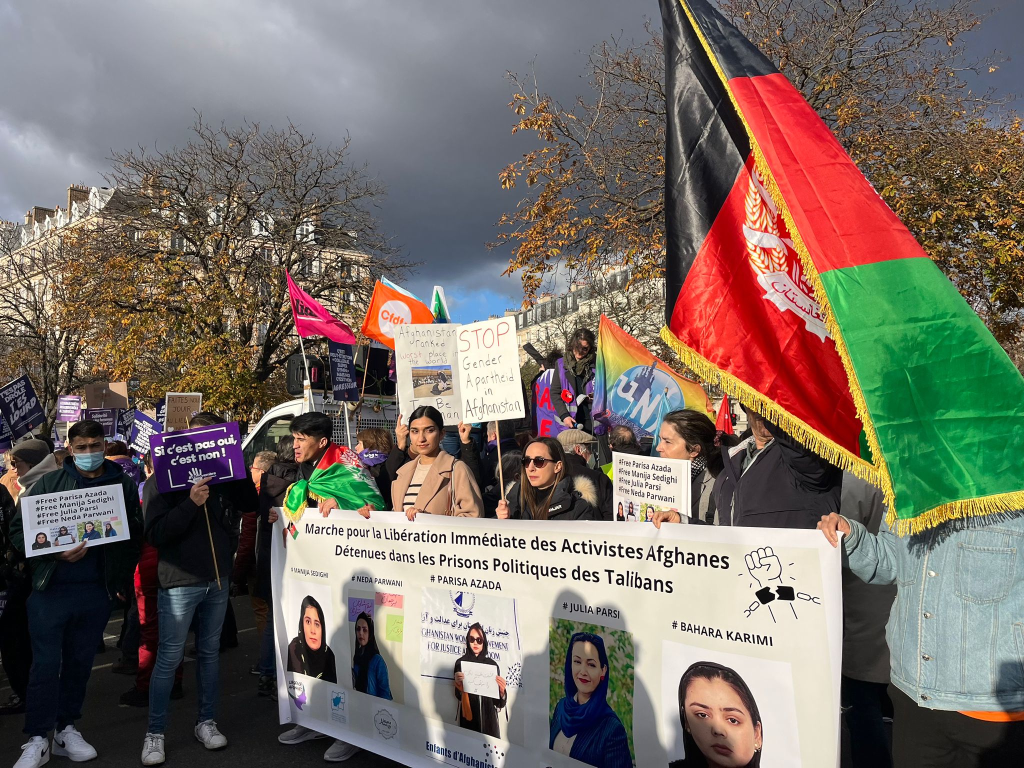 زنان افغان در چند شهر جهان: امریکا و متحدانش ستم طالبان علیه زنان را عادی‌سازی می‌کنند