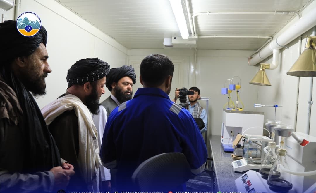 هدایت الله بدري د امو سیند د نفتي حوزې د لیدنې پر مهال