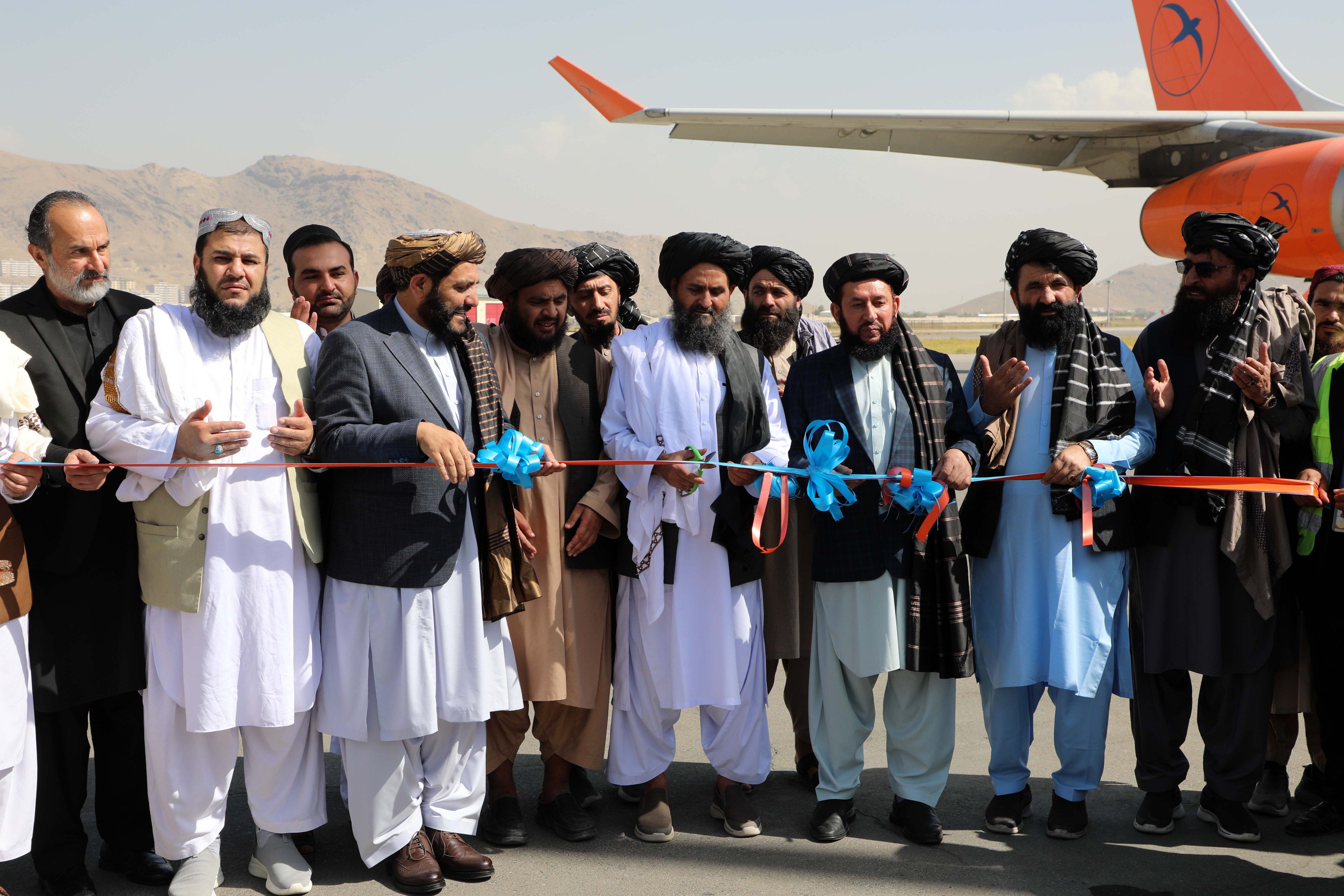 زلزله‌زدگان در زیر آوار؛ ملا برادر برای افتتاح دهلیز هوایی کابل-شانگهای مراسم برگزار کرد