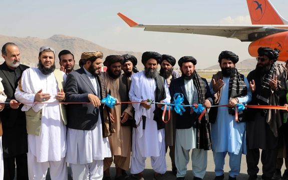 زلزلهزدگان در زیر آوار؛ ملا برادر برای افتتاح دهلیز هوایی کابل-شانگهای مراسم برگزار کرد