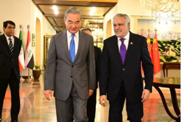 الصين تدعو طالبان وباكستان إلى العودة إلى طاولة المفاوضات