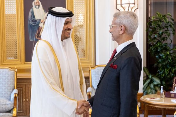 د هند د بهرنیو چارو وزیر د قطر له لومړي وزیر سره د منځني ختیځ په اړه خبرې کړې دي