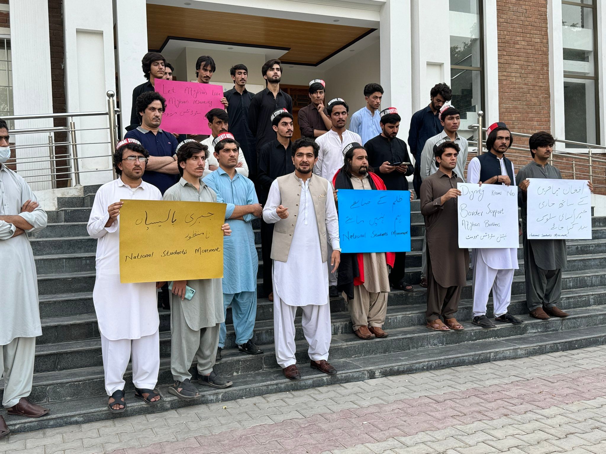 پاکستان کې د ملي جمهوري غورځنګ د زدکوونکو سازمان د افغان کډوالو د اېستلو خلاف مظاهرې وکړې