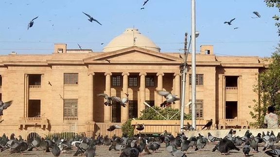 د سند سترې محکمې د یوې پاکستانۍ کورنۍ په نوملړ کې د یوه افغان شاملولو قضیې د څېړنې امر کړی